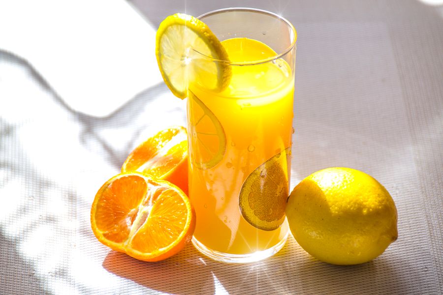 A tall glass of lemonade with lemon slices